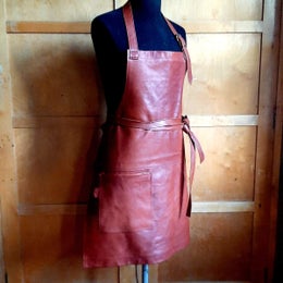 K&auml;sity&ouml;l&auml;isen poronnahkaessu. katijuu